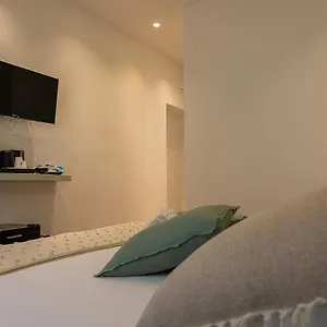 https://brezza-marina-guest-house.it-tuscanyhotel.com